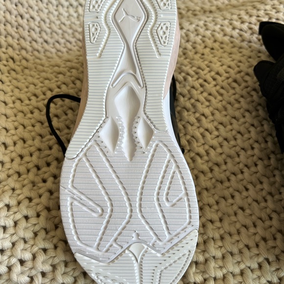 Brand new Puma sneakers. Size 9 - Picture 2 of 4